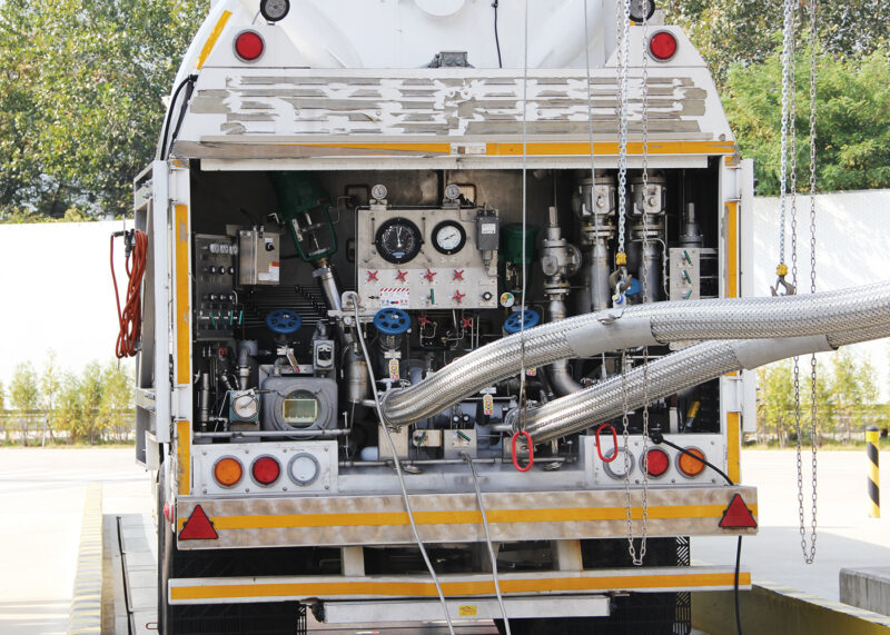 생산한 액화수소를 탱크로리에 싣고 있는 모습