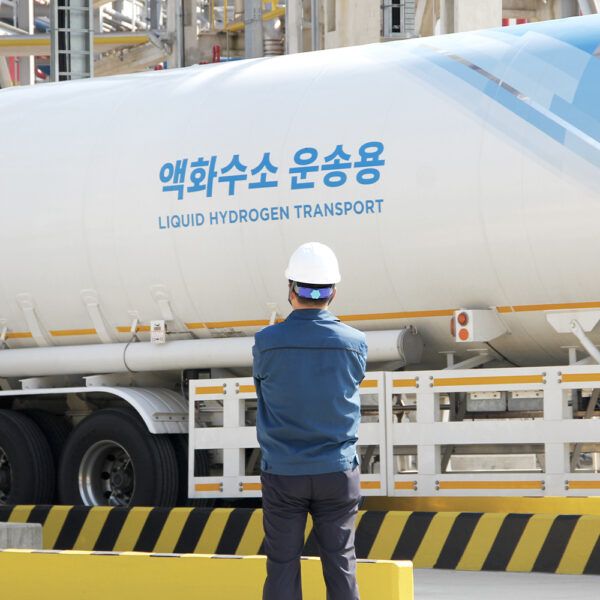 탱크로리를 바라보고 있는 신인철 팀장