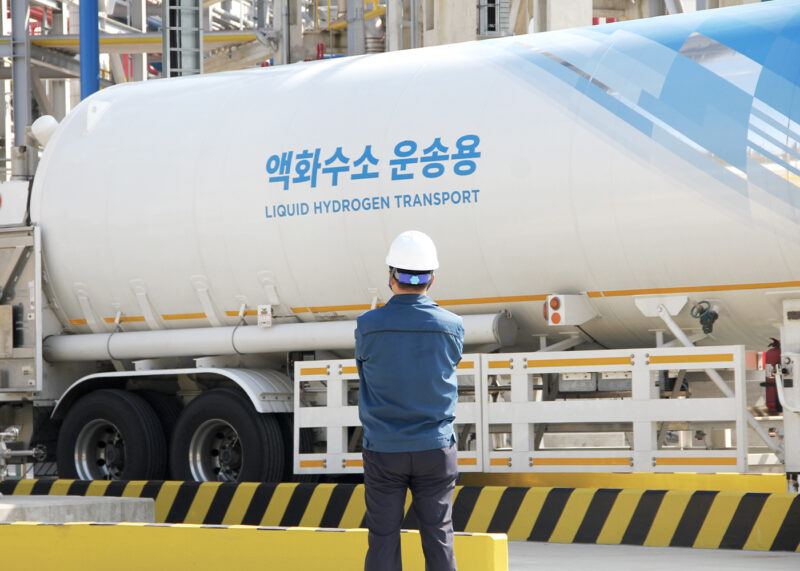 탱크로리를 바라보고 있는 신인철 팀장