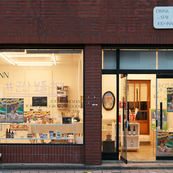 '주인' 1층 커뮤니티 매장과 판매 중인 전통주 등의 모습