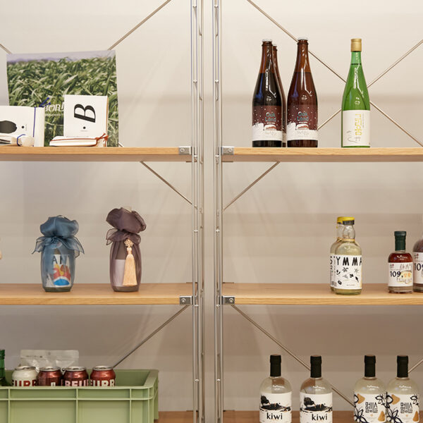 '주인' 1층 커뮤니티 매장과 판매 중인 전통주 등의 모습