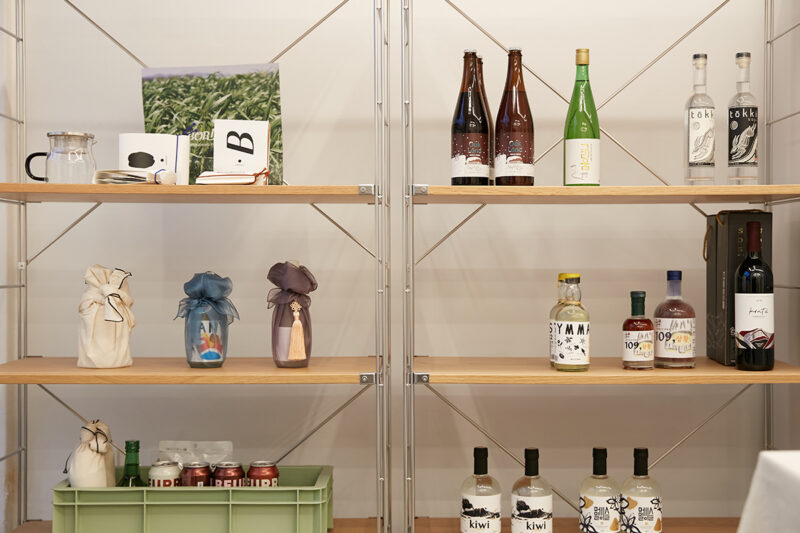 '주인' 1층 커뮤니티 매장과 판매 중인 전통주 등의 모습