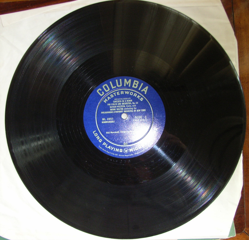 1948년 컬럼비아 레코드에서 출시한 LP레코드(출처: 위키피디아) 