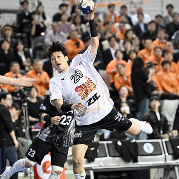 SK슈가글라이더즈 선수단이 4월 27일, 서울 올림픽공원 핸드볼경기장서 열린 2024-2025 핸드볼 H리그 여자부 챔피언결정전 2차전 경기를 펼치고 있다. (4, 5번째 사진 출처: 한국핸드볼연맹)