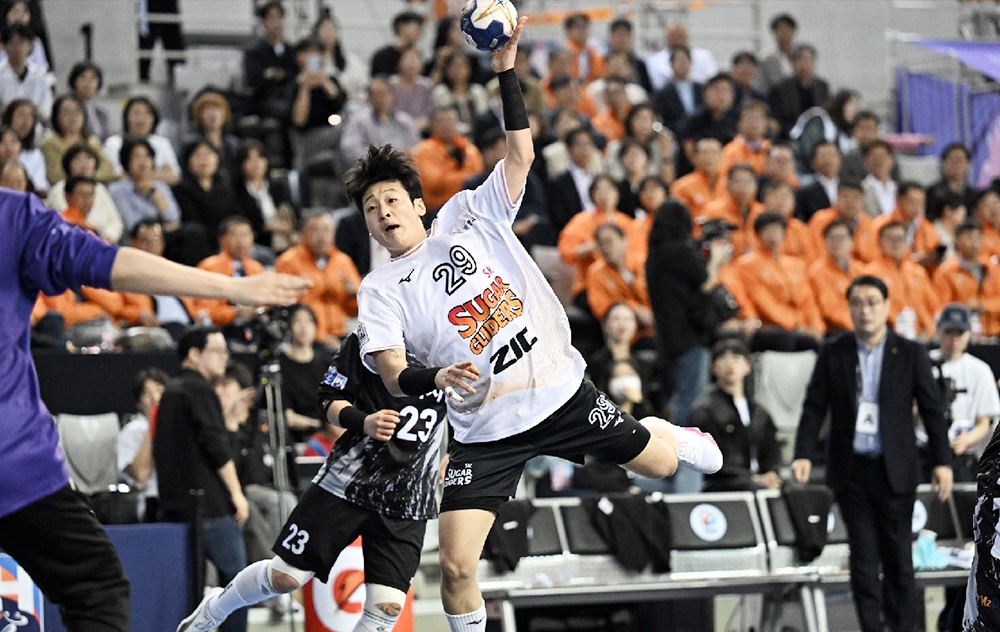 SK슈가글라이더즈 선수단이 4월 27일, 서울 올림픽공원 핸드볼경기장서 열린 2024-2025 핸드볼 H리그 여자부 챔피언결정전 2차전 경기를 펼치고 있다. (4, 5번째 사진 출처: 한국핸드볼연맹)