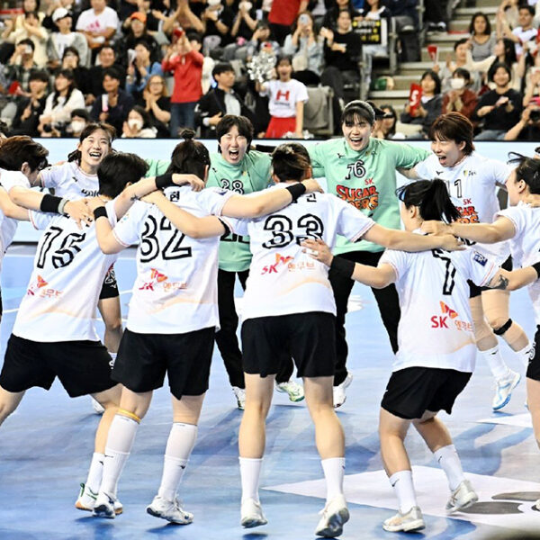 SK슈가글라이더즈 선수단이 4월 27일, 서울 올림픽공원 핸드볼경기장서 열린 2024-2025 핸드볼 H리그 여자부 챔피언결정전 2차전 경기를 펼치고 있다. (4, 5번째 사진 출처: 한국핸드볼연맹)