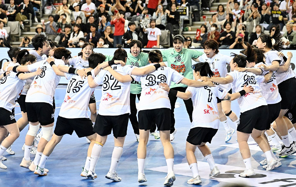 SK슈가글라이더즈 선수단이 4월 27일, 서울 올림픽공원 핸드볼경기장서 열린 2024-2025 핸드볼 H리그 여자부 챔피언결정전 2차전 경기를 펼치고 있다. (4, 5번째 사진 출처: 한국핸드볼연맹)