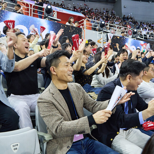 SK슈가글라이더즈의 공식 후원사인 SK엔무브의 김원기 사장과 구성원, 가족들이 4월 27일 서울 올림픽공원 핸드볼경기장서 열린 2024-2025 핸드볼 H리그 여자부 챔피언결정전 2차전 경기장을 찾아 열띤 응원을 펼치고 있다.