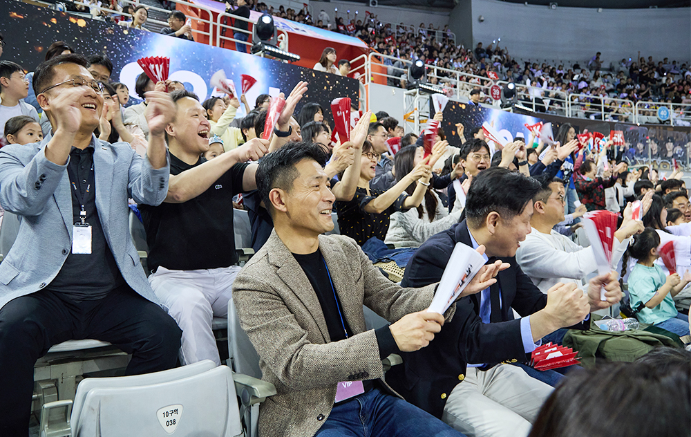 SK슈가글라이더즈의 공식 후원사인 SK엔무브의 김원기 사장과 구성원, 가족들이 4월 27일 서울 올림픽공원 핸드볼경기장서 열린 2024-2025 핸드볼 H리그 여자부 챔피언결정전 2차전 경기장을 찾아 열띤 응원을 펼치고 있다.