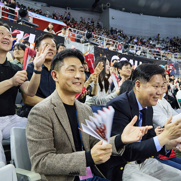 SK슈가글라이더즈의 공식 후원사인 SK엔무브의 김원기 사장과 구성원, 가족들이 4월 27일 서울 올림픽공원 핸드볼경기장서 열린 2024-2025 핸드볼 H리그 여자부 챔피언결정전 2차전 경기장을 찾아 열띤 응원을 펼치고 있다.