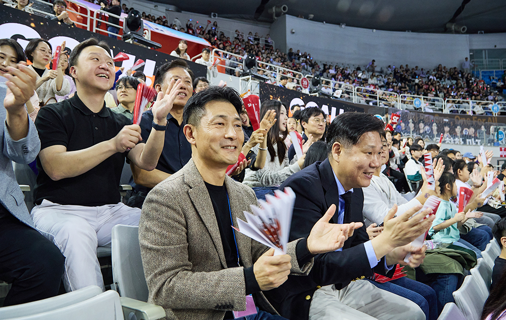 SK슈가글라이더즈의 공식 후원사인 SK엔무브의 김원기 사장과 구성원, 가족들이 4월 27일 서울 올림픽공원 핸드볼경기장서 열린 2024-2025 핸드볼 H리그 여자부 챔피언결정전 2차전 경기장을 찾아 열띤 응원을 펼치고 있다.