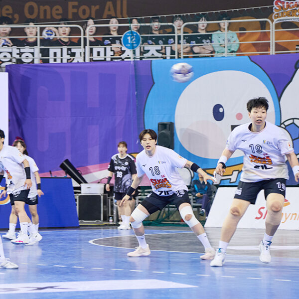 SK슈가글라이더즈 선수단이 4월 27일, 서울 올림픽공원 핸드볼경기장서 열린 2024-2025 핸드볼 H리그 여자부 챔피언결정전 2차전 경기를 펼치고 있다.