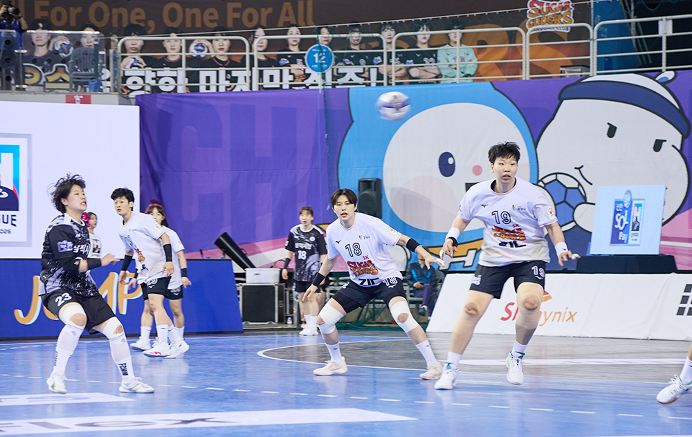 SK슈가글라이더즈 선수단이 4월 27일, 서울 올림픽공원 핸드볼경기장서 열린 2024-2025 핸드볼 H리그 여자부 챔피언결정전 2차전 경기를 펼치고 있다.