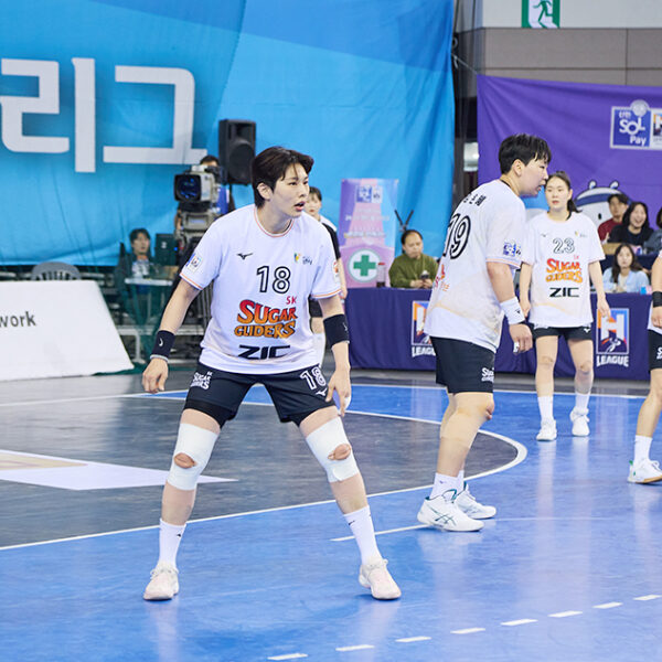 SK슈가글라이더즈 선수단이 4월 27일, 서울 올림픽공원 핸드볼경기장서 열린 2024-2025 핸드볼 H리그 여자부 챔피언결정전 2차전 경기를 펼치고 있다.