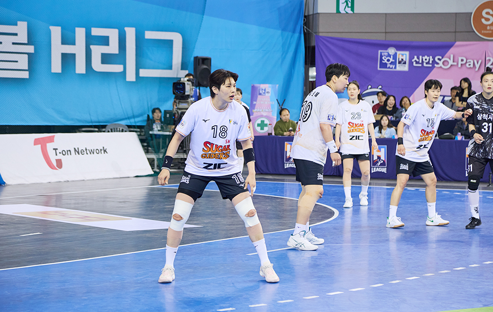 SK슈가글라이더즈 선수단이 4월 27일, 서울 올림픽공원 핸드볼경기장서 열린 2024-2025 핸드볼 H리그 여자부 챔피언결정전 2차전 경기를 펼치고 있다.