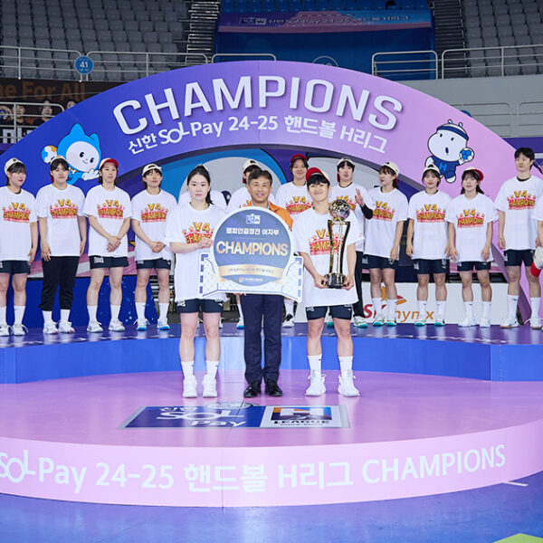 SK슈가글라이더즈 선수단이 4월 27일, 서울 올림픽공원 핸드볼경기장서 열린 2024-2025 핸드볼 H리그 여자부 챔피언결정전 2차전 경기에서 승리 후 우승트로피를 들고 기념촬영을 하고 있다.