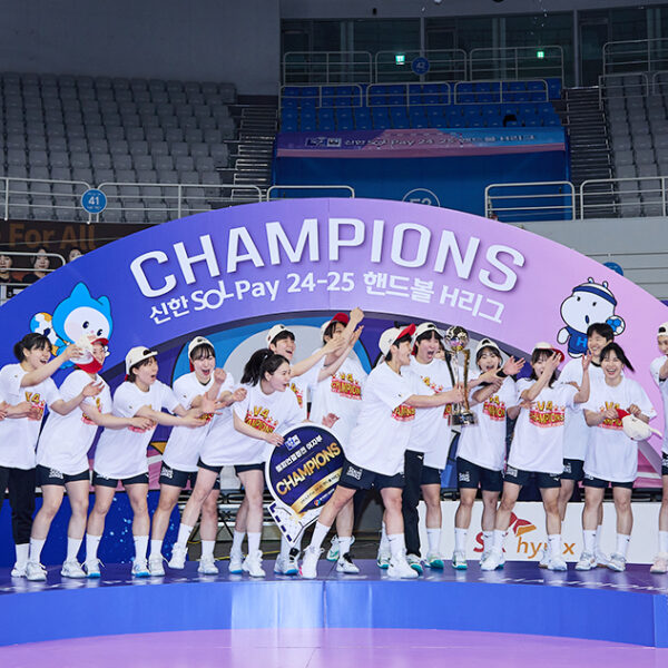 SK슈가글라이더즈 선수단이 4월 27일, 서울 올림픽공원 핸드볼경기장서 열린 2024-2025 핸드볼 H리그 여자부 챔피언결정전 2차전 경기에서 승리 후 우승트로피를 들고 기념촬영을 하고 있다.