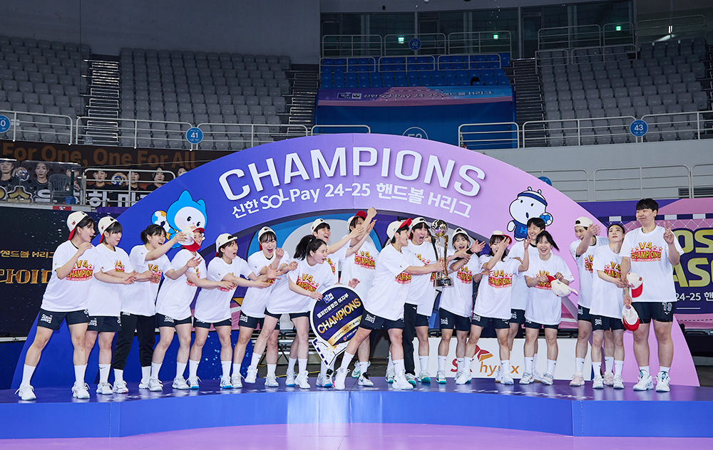 SK슈가글라이더즈 선수단이 4월 27일, 서울 올림픽공원 핸드볼경기장서 열린 2024-2025 핸드볼 H리그 여자부 챔피언결정전 2차전 경기에서 승리 후 우승트로피를 들고 기념촬영을 하고 있다.