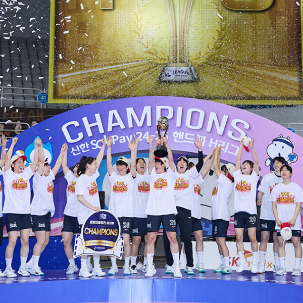 SK슈가글라이더즈 선수단이 4월 27일, 서울 올림픽공원 핸드볼경기장서 열린 2024-2025 핸드볼 H리그 여자부 챔피언결정전 2차전 경기에서 승리 후 우승트로피를 들고 기념촬영을 하고 있다.