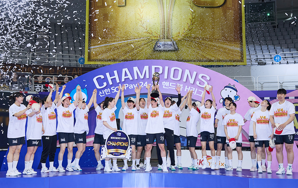 SK슈가글라이더즈 선수단이 4월 27일, 서울 올림픽공원 핸드볼경기장서 열린 2024-2025 핸드볼 H리그 여자부 챔피언결정전 2차전 경기에서 승리 후 우승트로피를 들고 기념촬영을 하고 있다.