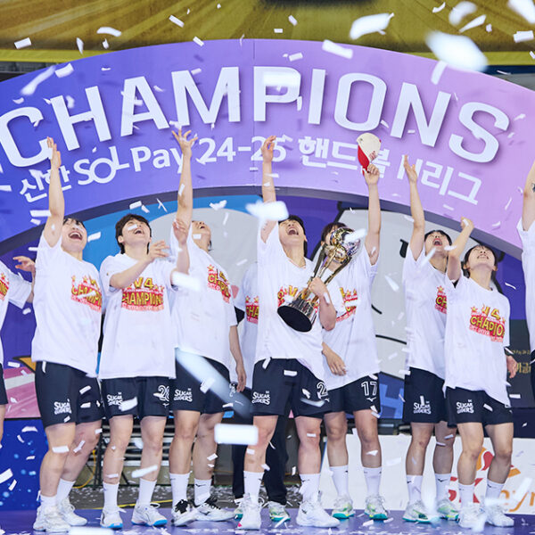 SK슈가글라이더즈 선수단이 4월 27일, 서울 올림픽공원 핸드볼경기장서 열린 2024-2025 핸드볼 H리그 여자부 챔피언결정전 2차전 경기에서 승리 후 우승트로피를 들고 기념촬영을 하고 있다.