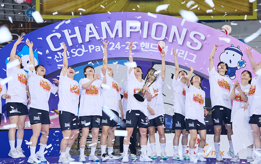 SK슈가글라이더즈 선수단이 4월 27일, 서울 올림픽공원 핸드볼경기장서 열린 2024-2025 핸드볼 H리그 여자부 챔피언결정전 2차전 경기에서 승리 후 우승트로피를 들고 기념촬영을 하고 있다.