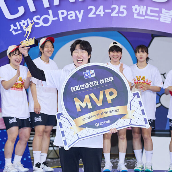 SK슈가글라이더즈 선수단이 4월 27일, 서울 올림픽공원 핸드볼경기장서 열린 2024-2025 핸드볼 H리그 여자부 챔피언결정전 2차전 경기에서 승리 후 우승트로피를 들고 기념촬영을 하고 있다.