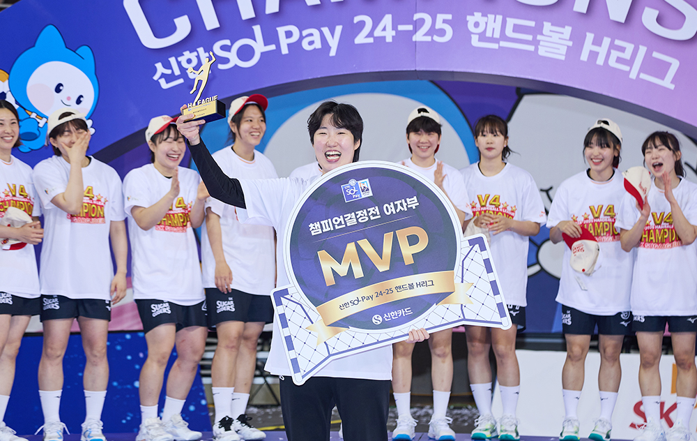 SK슈가글라이더즈 선수단이 4월 27일, 서울 올림픽공원 핸드볼경기장서 열린 2024-2025 핸드볼 H리그 여자부 챔피언결정전 2차전 경기에서 승리 후 우승트로피를 들고 기념촬영을 하고 있다.