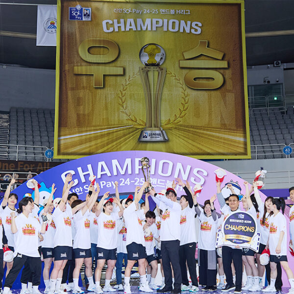 SK슈가글라이더즈 선수단이 4월 27일, 서울 올림픽공원 핸드볼경기장서 열린 2024-2025 핸드볼 H리그 여자부 챔피언결정전 2차전 경기에서 승리 후 우승트로피를 들고 기념촬영을 하고 있다.