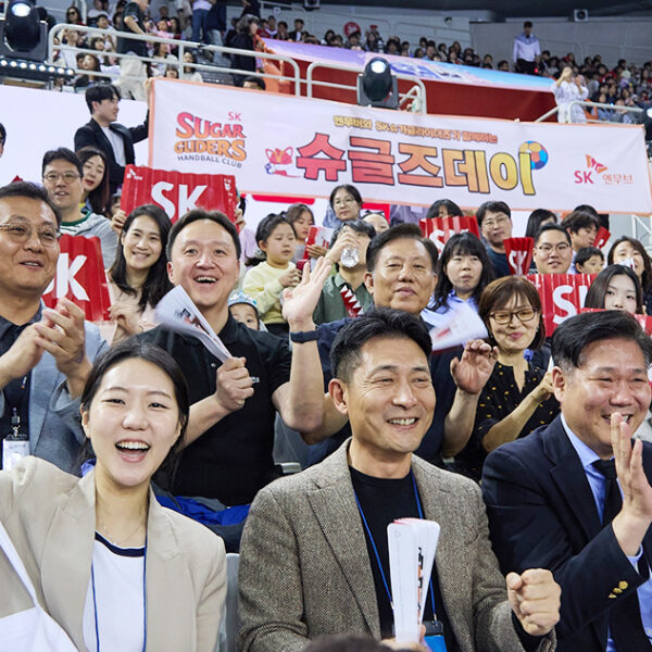 SK슈가글라이더즈의 공식 후원사인 SK엔무브의 김원기 사장과 구성원, 가족들이 4월 27일 서울 올림픽공원 핸드볼경기장서 열린 2024-2025 핸드볼 H리그 여자부 챔피언결정전 2차전 경기장을 찾아 열띤 응원을 펼치고 있다.