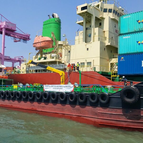 SK인천석유화학이 4월 26일, 인천 송도 신항에서 바이오중유 혼합 선박유를 고객사에 공급하고 있다.