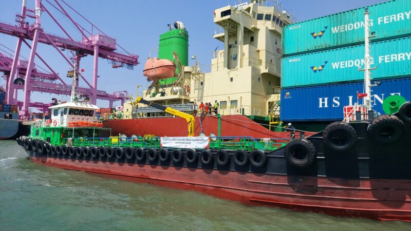 SK인천석유화학이 4월 26일, 인천 송도 신항에서 바이오중유 혼합 선박유를 고객사에 공급하고 있다.