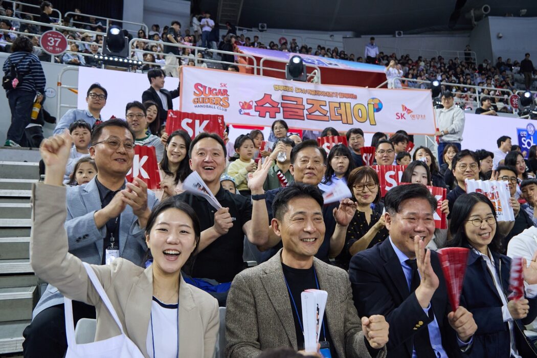  SK슈가글라이더즈 공식 후원사인 SK엔무브의 김원기 사장과 구성원, 가족들이 27일 서울 올림픽공원 핸드볼경기장서 열린 2024-2025 핸드볼 H리그 여자부 챔피언결정전 2차전 경기장을 찾아 열띤 응원을 펼치고 있다.