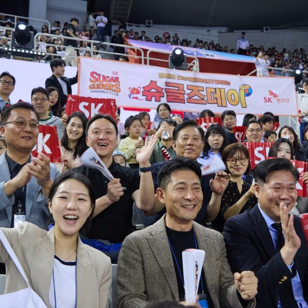 SK슈가글라이더즈 공식 후원사인 SK엔무브의 김원기 사장과 구성원, 가족들이 27일 서울 올림픽공원 핸드볼경기장서 열린 2024-2025 핸드볼 H리그 여자부 챔피언결정전 2차전 경기장을 찾아 열띤 응원을 펼치고 있다.
