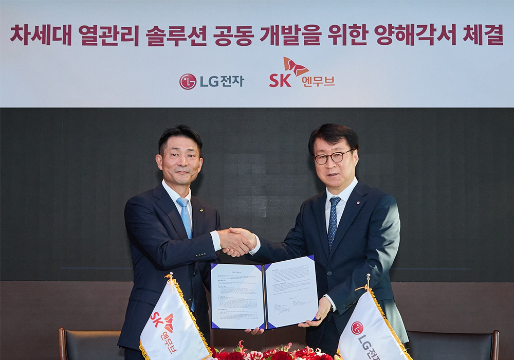 김원기 SK엔무브 사장(왼쪽)과 이재성 LG전자 ES사업본부장 사장이 지난 21일 서울 종로구 SK서린빌딩에서 ‘가전·상업·산업용 신규 냉매, 냉동기유 및 액침냉각 기술 공동 선행 개발’ 업무협약(MOU)을 체결한 뒤 기념촬영을 하고 있다.