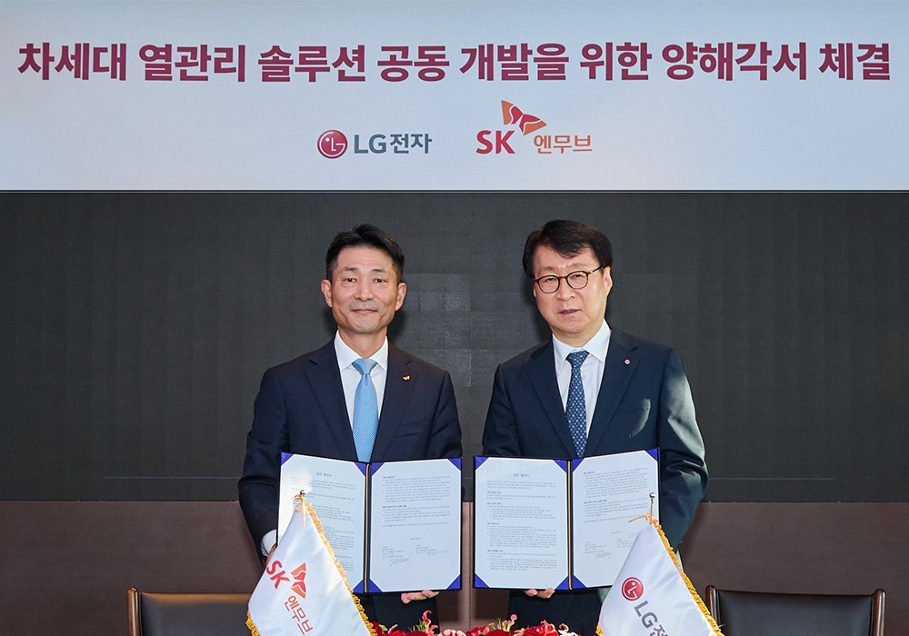 김원기 SK엔무브 사장(왼쪽)과 이재성 LG전자 ES사업본부장 사장이 지난 21일 서울 종로구 SK서린빌딩에서 ‘가전·상업·산업용 신규 냉매, 냉동기유 및 액침냉각 기술 공동 선행 개발’ 업무협약(MOU)을 체결한 뒤 기념촬영을 하고 있다.