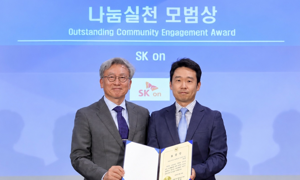 김성식 SK온 유럽 법인장(오른쪽)과 박철민 주헝가리 대사가 18일(현지 시각) 헝가리 부다페스트 한국문화원에서 열린 ‘제2회 헝가리 진출 기업 CSR 시상식’에서 SK온의 ‘나눔실천 모범상’ 수상 후 기념촬영을 하고 있다.