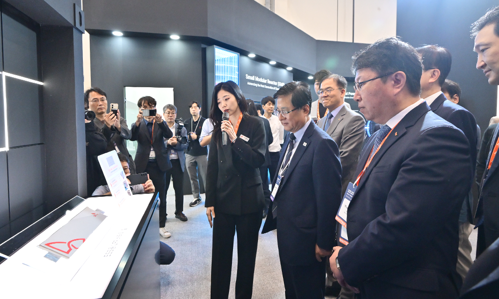 '2026 기후산업국제박람회(WCE)' 현장을 찾은 기후에너지환경부 김성환 장관, 한국에너지공단 최재관 이사장, 대한상공회의소 김정일 부회장 등 내빈들이 SK 전시관 SMR 존에서 설명을 듣고 있다