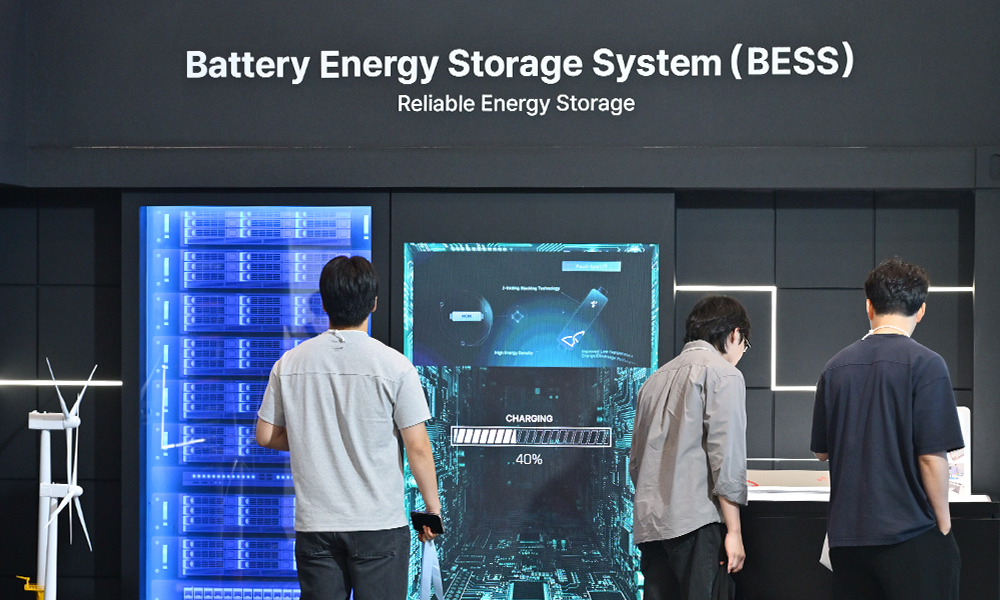 '2026 기후산업국제박람회(WCE)' SK 전시관 BESS(Battery Energy Storage System) 존에서 관람객들이 SK온의 그리드온(GRIDON)과 ESS용 LFP 배터리 셀 목업을 살펴보고 있다
