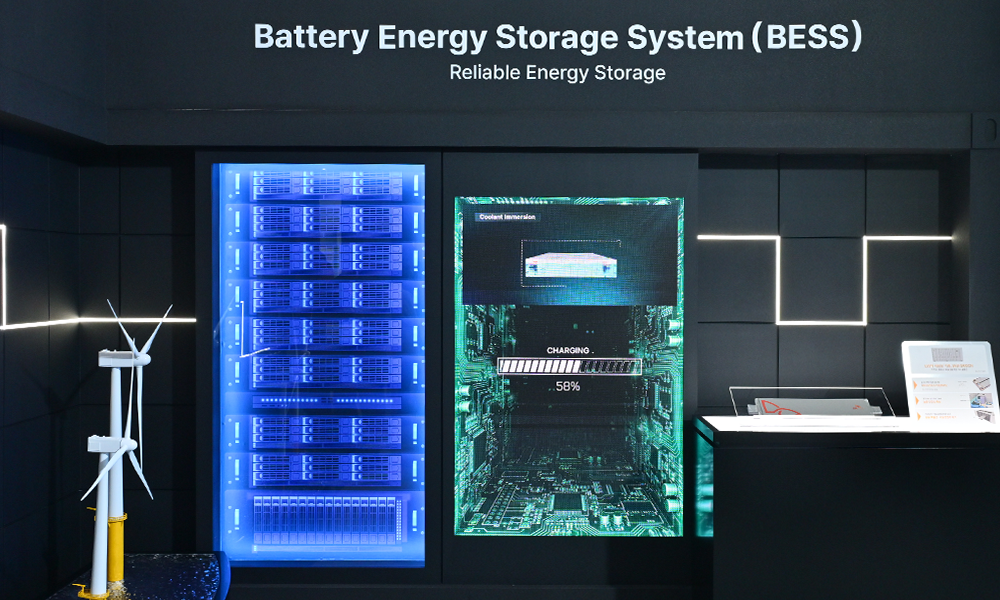 'WCE 2026' SK 전시관 BESS(Battery Energy Storage System) 존에 전시된 SK온의 그리드온(GRIDON)과 LFP 배터리 셀 목업