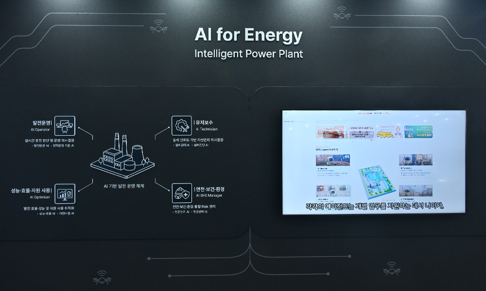 '2026 기후산업국제박람회(WCE)' SK 전시관 AI for Energy(Intelligent Power Plant) 존. 발전운영(AI Operator)·유지보수(AI Technician)·성능효율자원사용(AI Optimizer)·안전보건환경(AI SHE Manager) 4가지 AI 시스템으로 구성된 발전 운영 체계도가 표시되어 있다