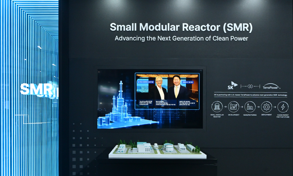 '2026 기후산업국제박람회(WCE)' SK 전시관 SMR(Small Modular Reactor) 존. SK와 테라파워(TerraPower)의 협력을 나타내는 나트륨 SMR 구조물과 인물 영상이 표시되어 있다