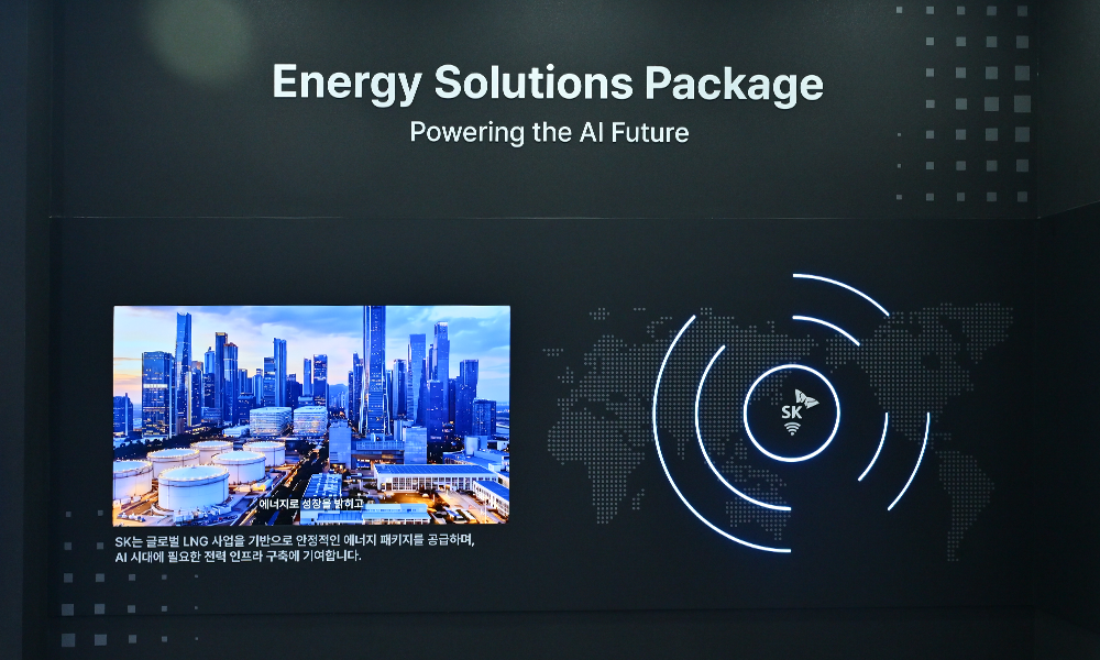 '2026 기후산업국제박람회(WCE)' SK 전시관 에너지 솔루션 패키지(Energy Solutions Package) 존. 'SK는 글로벌 LNG 사업을 기반으로 안정적인 에너지 패키지를 공급하며, AI 시대에 필요한 전력 인프라 구축에 기여합니다'라는 문구와 함께 도심 야경 영상, 전 세계로 뻗어나가는 네트워크 그래픽이 표시되어 있다