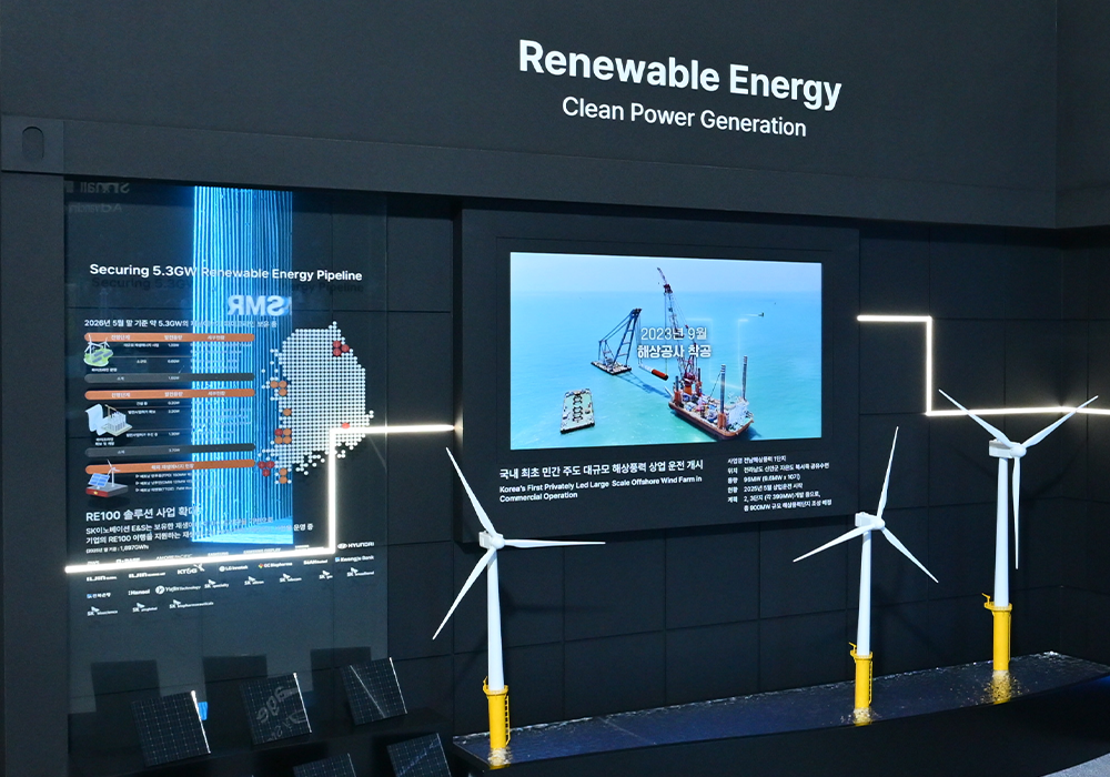 'WCE 2026' SK 전시관 재생에너지(Renewable Energy) 존. 5.3GW 글로벌 재생에너지 파이프라인 현황판과 해상풍력 발전 영상, 풍력 터빈 모형이 전시되어 있다