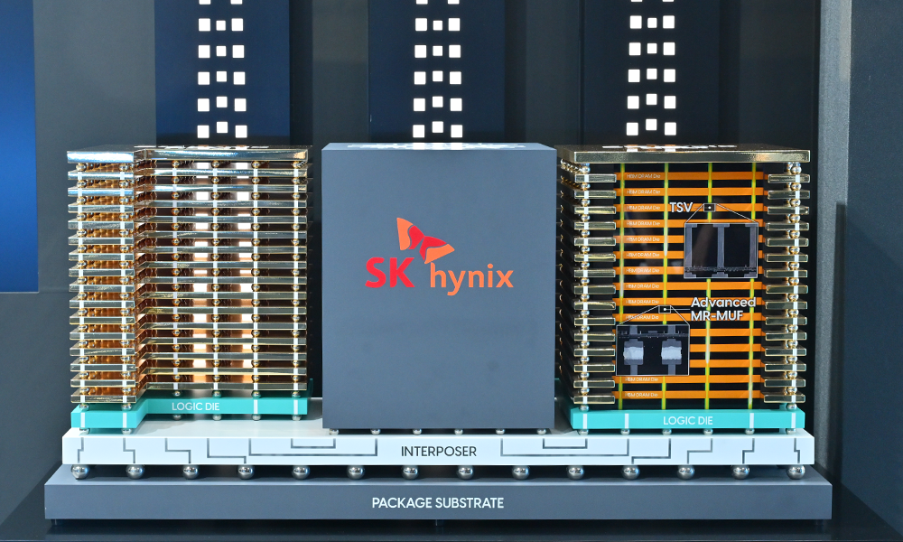 '2026 기후산업국제박람회(WCE)' SK 전시관 AI Data Center/AI Memory 존에 전시된 SK하이닉스의 HBM 목업. TSV(Through Silicon Via)와 MR-MUF 공정 구조가 표현되어 있다