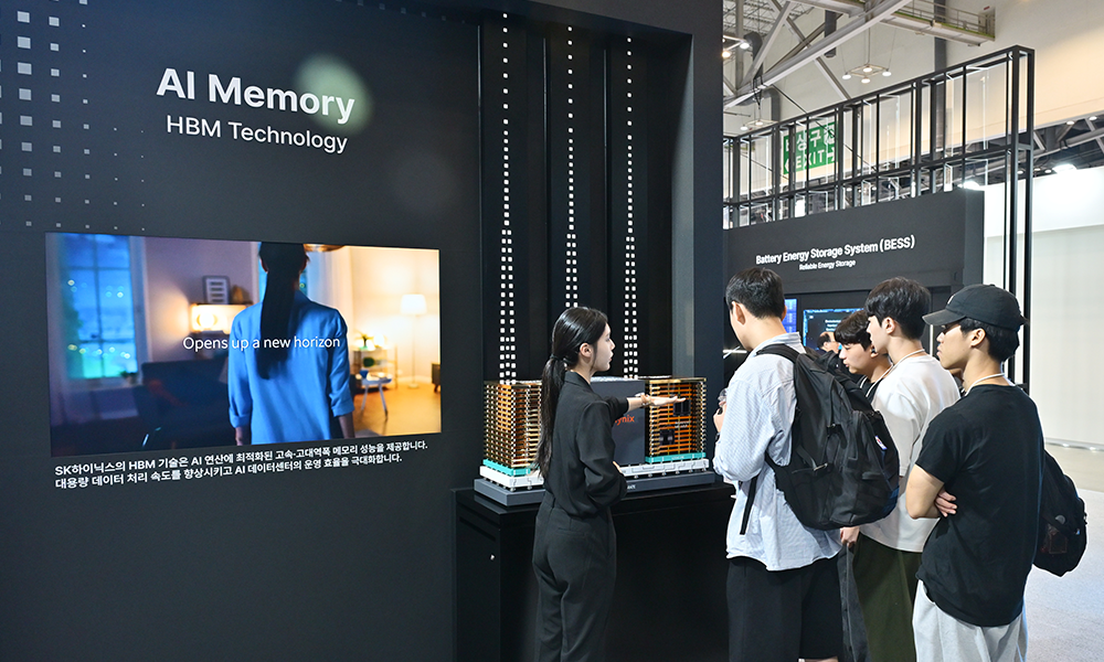 'WCE 2026' SK 전시관 AI Data Center/AI Memory 존에서 관람객들이 SK하이닉스의 차세대 메모리 HBM(HBM Technology) 목업을 살펴보고 있다