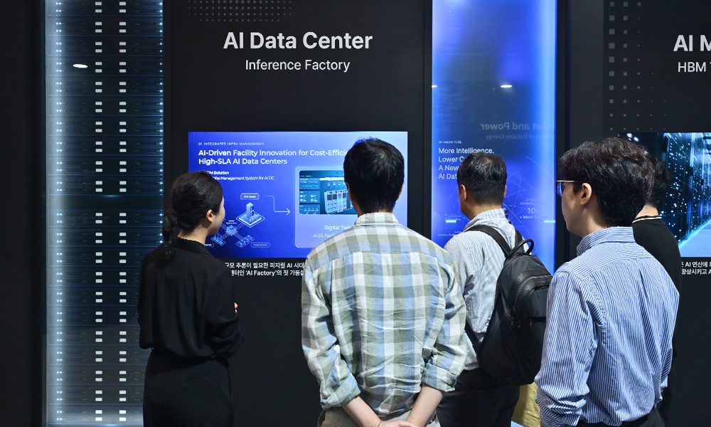 '2026 기후산업국제박람회(WCE)' SK 전시관 AI Data Center/AI Memory 존에서 관람객들이 SK텔레콤의 'AI 인퍼런스 팩토리' 소개 영상을 보고 있다