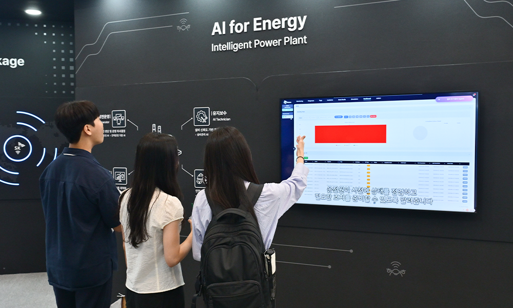 'WCE 2026' SK 전시관 AI for Energy(Intelligent Power Plant) 존에서 관람객들이 SK이노베이션 E&S의 인텔리전트 파워 플랜트 소개 화면을 살펴보고 있다