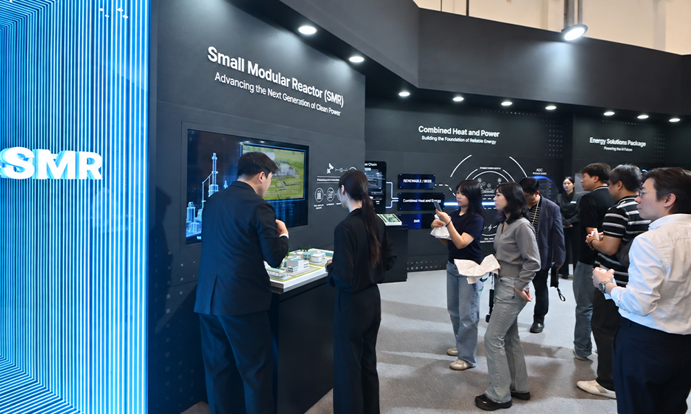'2026 기후산업국제박람회(WCE)' SK 전시관 SMR(Small Modular Reactor) 존에서 관람객들이 나트륨(Natrium) SMR의 기술력을 확인하고 있다