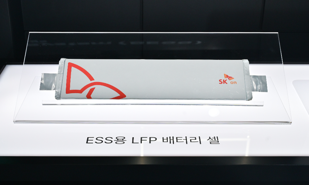 '2026 기후산업국제박람회(WCE)' SK 전시관에 전시된 SK온의 ESS용 LFP(리튬인산철) 배터리 셀 목업